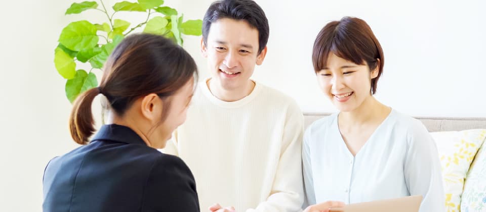 話し合ってる人たちの写真